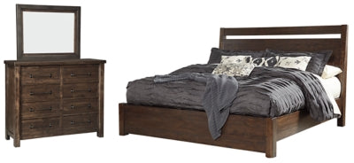 Cama King con paneles Starmore, cómoda y espejo